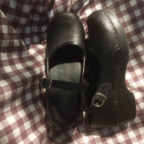 Woman's slip resistant Black Clogs - Picture 2 of 6